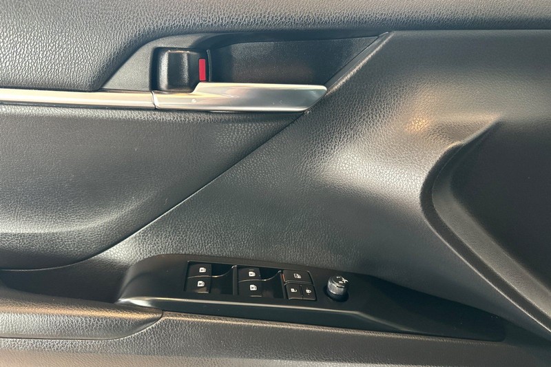 Toyota Camry Vehicle Full-screen Gallery Image 11