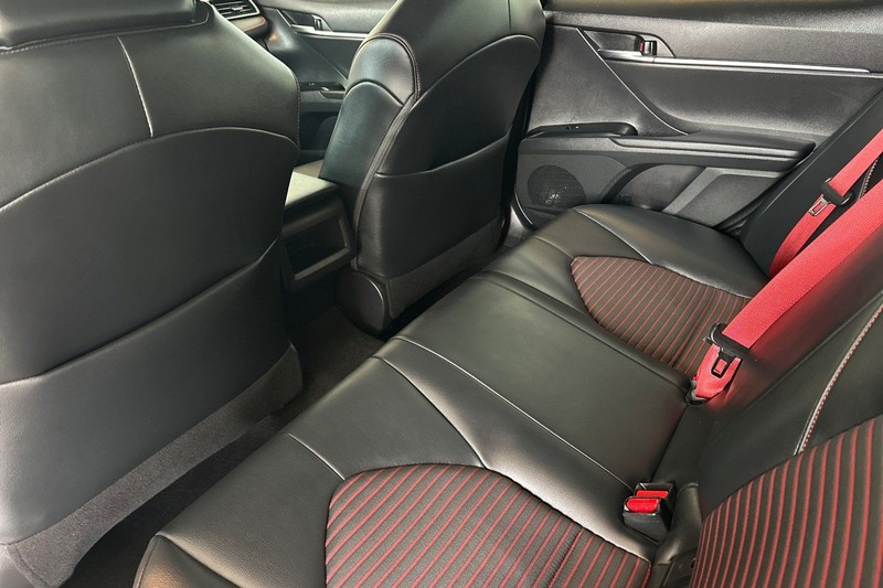 Toyota Camry Vehicle Full-screen Gallery Image 12