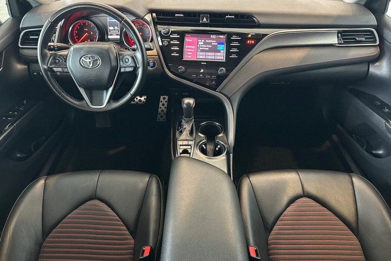 Toyota Camry Vehicle Full-screen Gallery Image 13