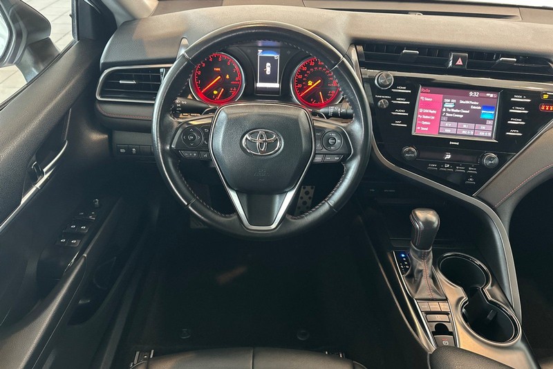 Toyota Camry Vehicle Full-screen Gallery Image 14