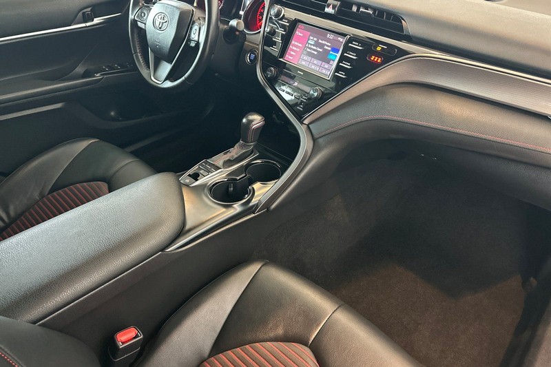 Toyota Camry Vehicle Full-screen Gallery Image 15