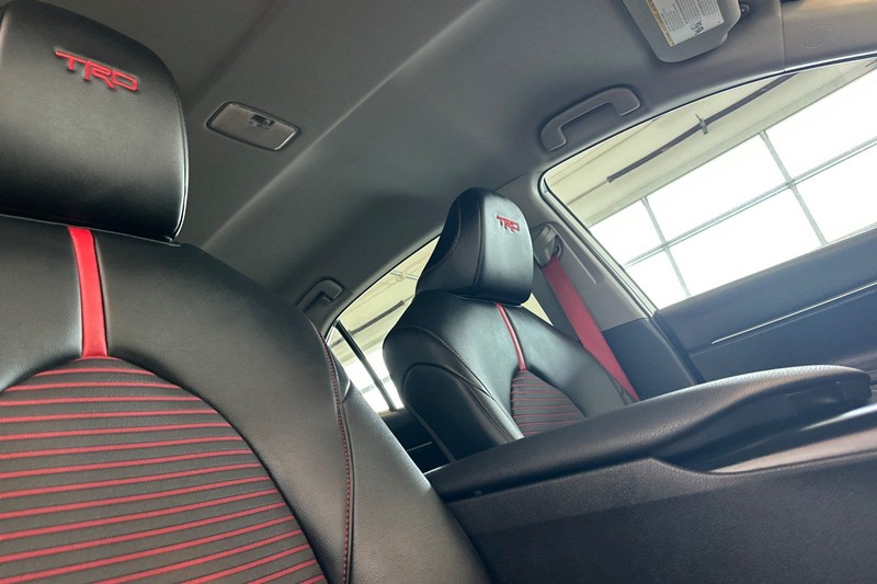 Toyota Camry Vehicle Full-screen Gallery Image 16