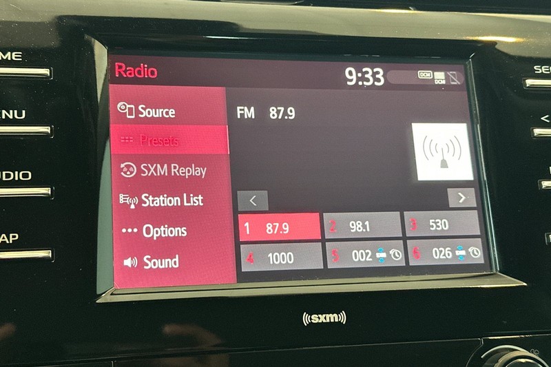 Toyota Camry Vehicle Full-screen Gallery Image 17