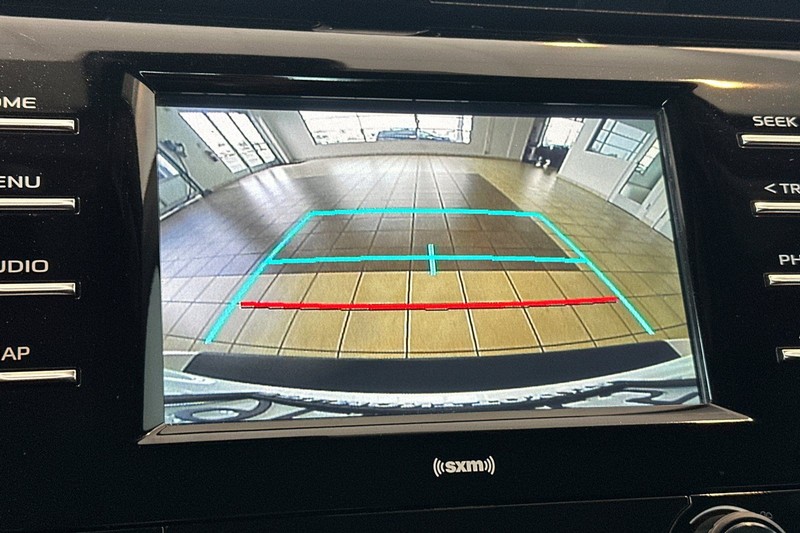 Toyota Camry Vehicle Full-screen Gallery Image 18