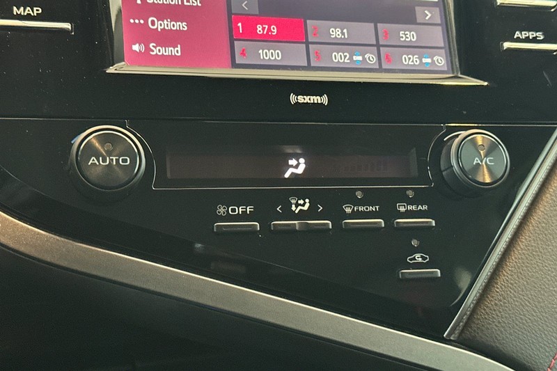 Toyota Camry Vehicle Full-screen Gallery Image 19