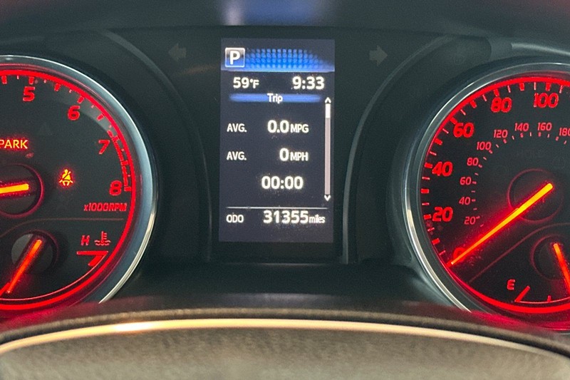 Toyota Camry Vehicle Full-screen Gallery Image 24