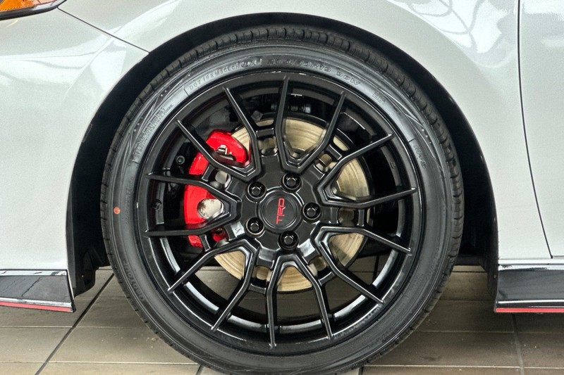 Toyota Camry Vehicle Full-screen Gallery Image 25