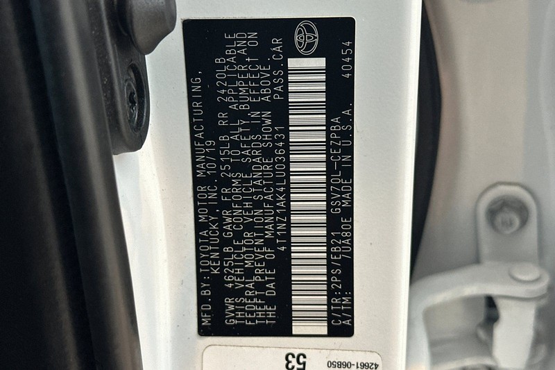 Toyota Camry Vehicle Full-screen Gallery Image 28