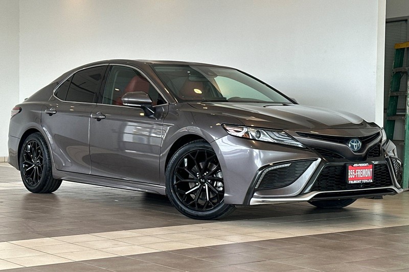 Toyota Camry Vehicle Full-screen Gallery Image 02