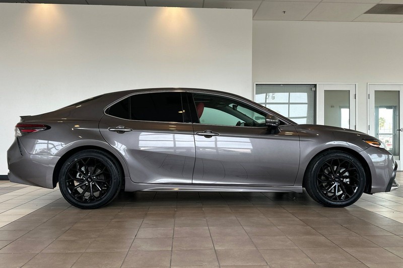 Toyota Camry Vehicle Full-screen Gallery Image 03