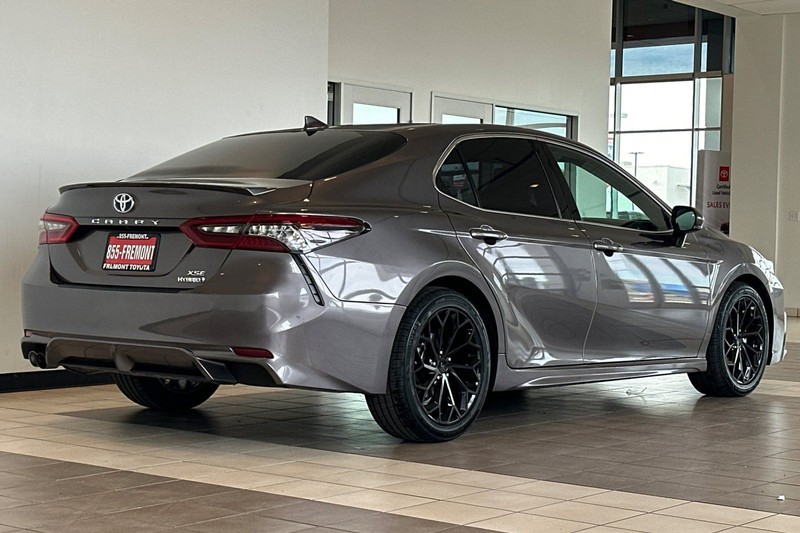 Toyota Camry Vehicle Full-screen Gallery Image 04