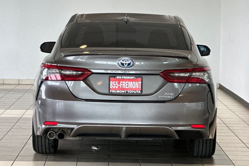 Toyota Camry Vehicle Full-screen Gallery Image 05