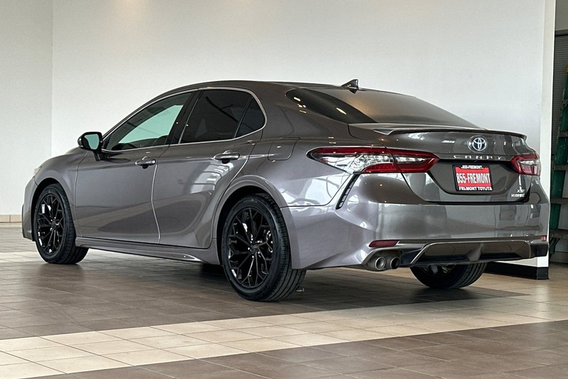 Toyota Camry Vehicle Full-screen Gallery Image 06