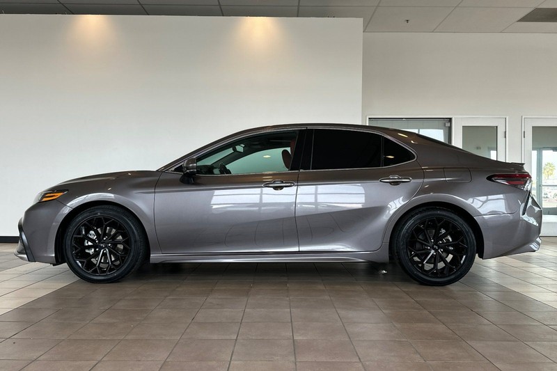 Toyota Camry Vehicle Full-screen Gallery Image 07