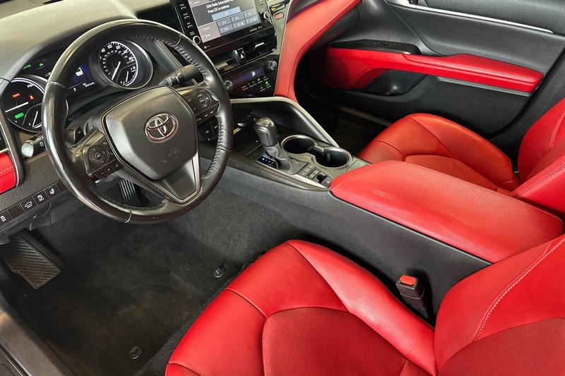 Toyota Camry Vehicle Full-screen Gallery Image 10