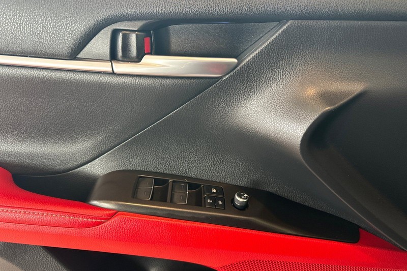 Toyota Camry Vehicle Full-screen Gallery Image 11