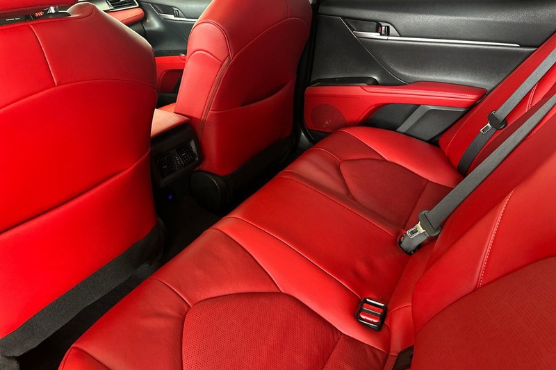 Toyota Camry Vehicle Full-screen Gallery Image 12