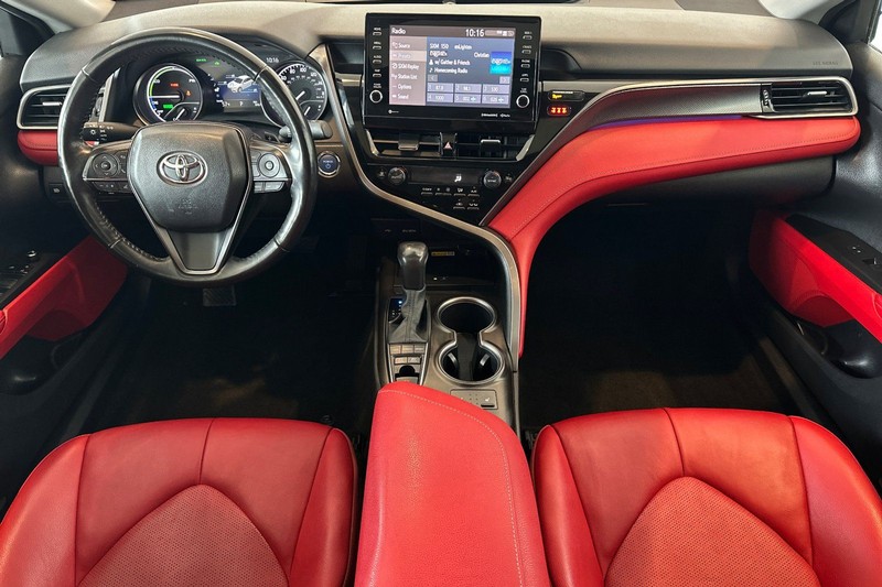 Toyota Camry Vehicle Full-screen Gallery Image 13