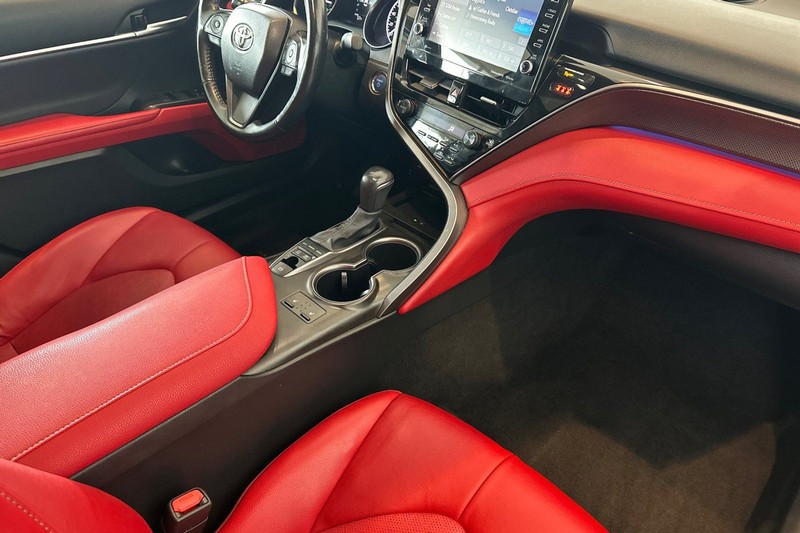 Toyota Camry Vehicle Full-screen Gallery Image 15