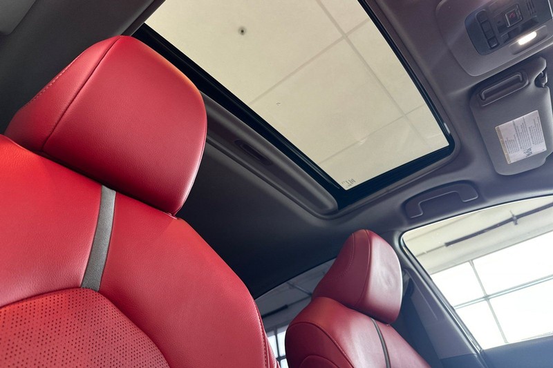 Toyota Camry Vehicle Full-screen Gallery Image 16