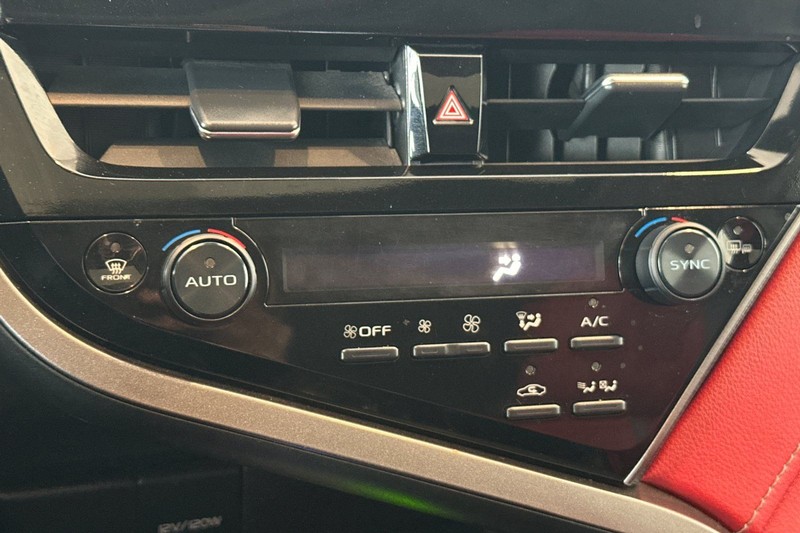 Toyota Camry Vehicle Full-screen Gallery Image 19