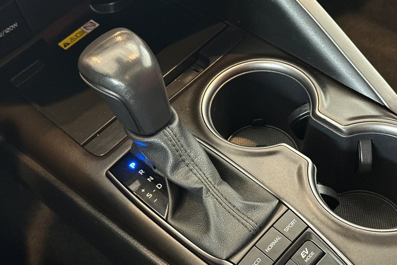 Toyota Camry Vehicle Full-screen Gallery Image 20