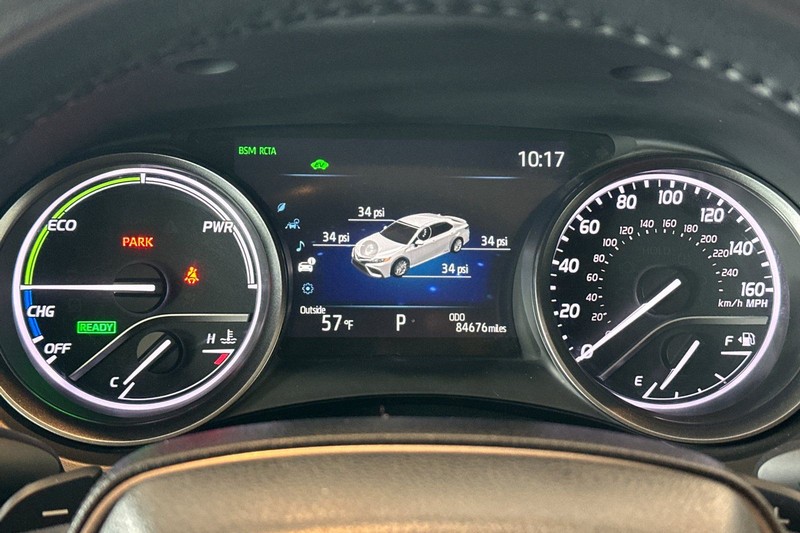 Toyota Camry Vehicle Full-screen Gallery Image 23