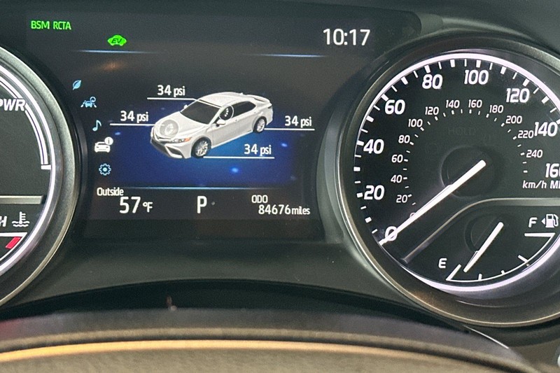 Toyota Camry Vehicle Full-screen Gallery Image 24