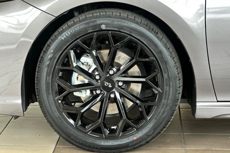 Toyota Camry Vehicle Full-screen Gallery Image 25