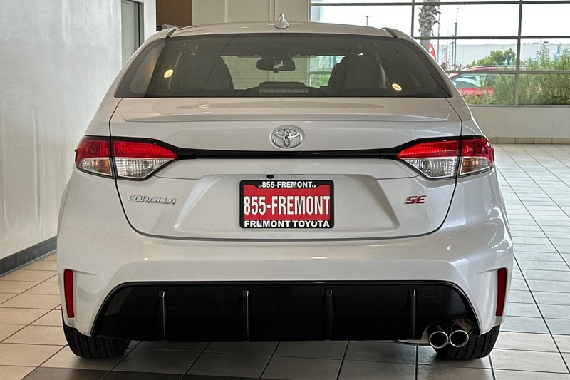 Toyota Corolla Vehicle Full-screen Gallery Image 06