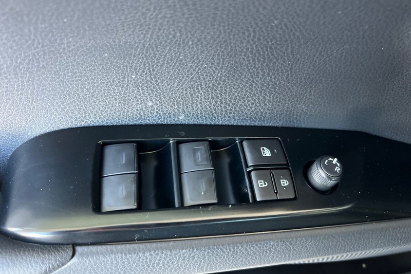 Toyota Camry Vehicle Full-screen Gallery Image 09