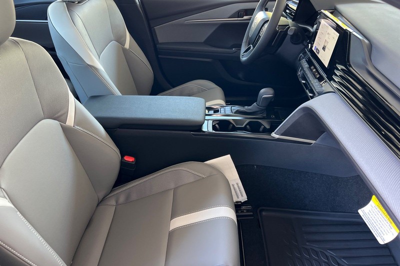 Toyota Camry Vehicle Full-screen Gallery Image 13