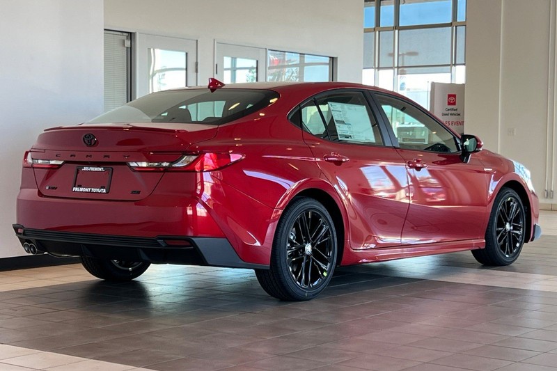 Toyota Camry Vehicle Full-screen Gallery Image 05