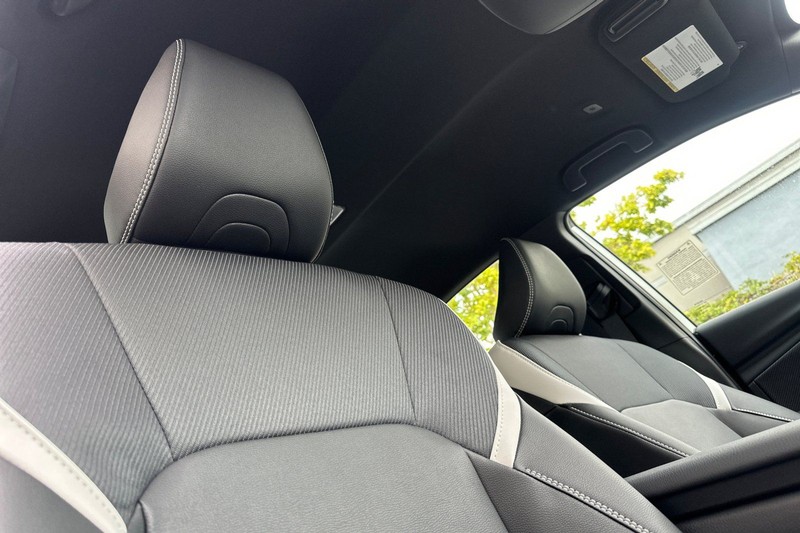 Toyota Camry Vehicle Full-screen Gallery Image 14