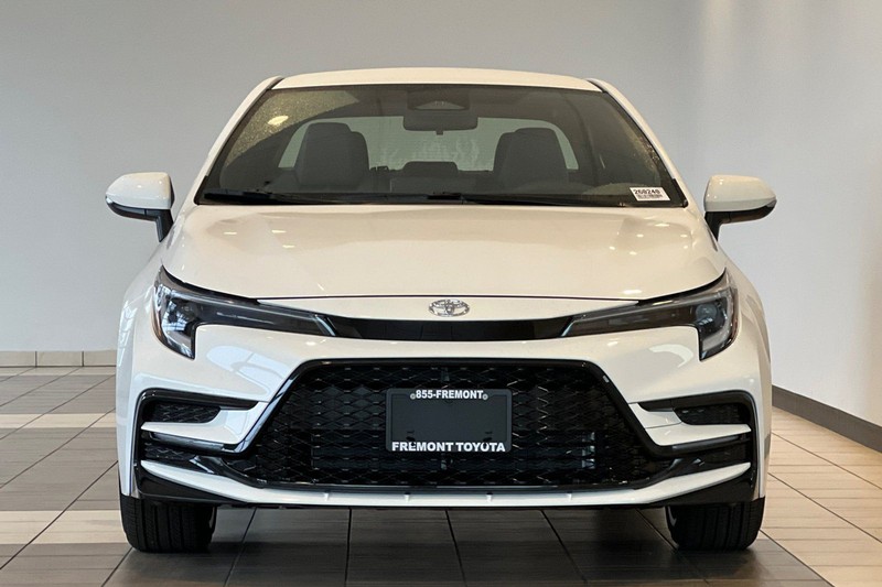 Toyota Corolla Hybrid Vehicle Full-screen Gallery Image 03