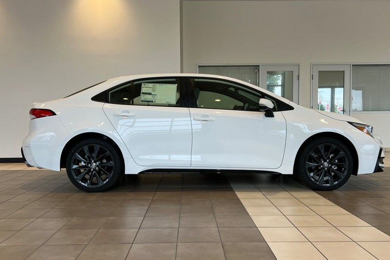 Toyota Corolla Hybrid Vehicle Full-screen Gallery Image 04