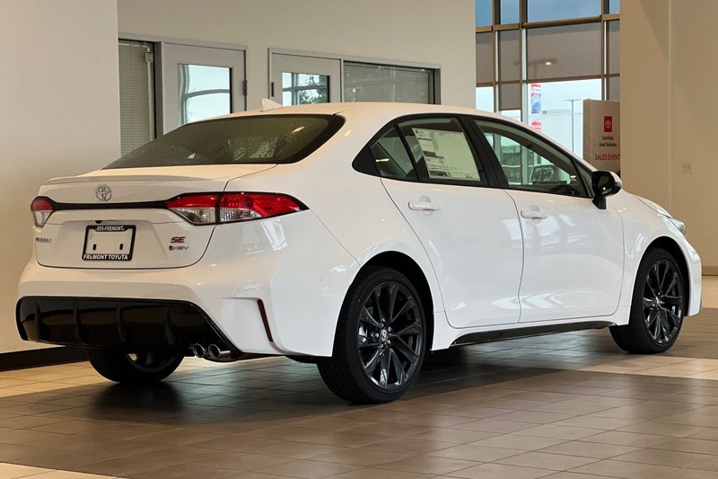 Toyota Corolla Hybrid Vehicle Full-screen Gallery Image 05