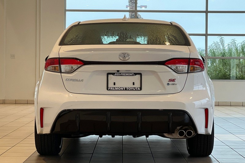 Toyota Corolla Hybrid Vehicle Full-screen Gallery Image 06