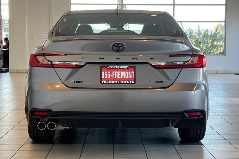 Toyota Camry Vehicle Full-screen Gallery Image 06