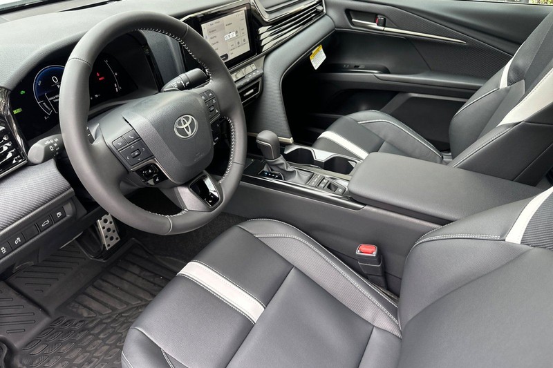 Toyota Camry Vehicle Full-screen Gallery Image 08