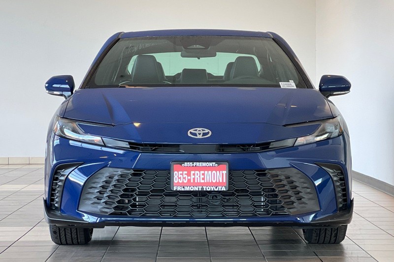 Toyota Camry Vehicle Full-screen Gallery Image 03