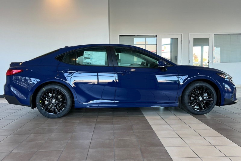 Toyota Camry Vehicle Full-screen Gallery Image 04