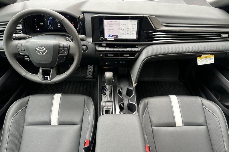 Toyota Camry Vehicle Full-screen Gallery Image 11