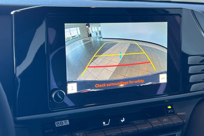 Toyota Camry Vehicle Full-screen Gallery Image 16