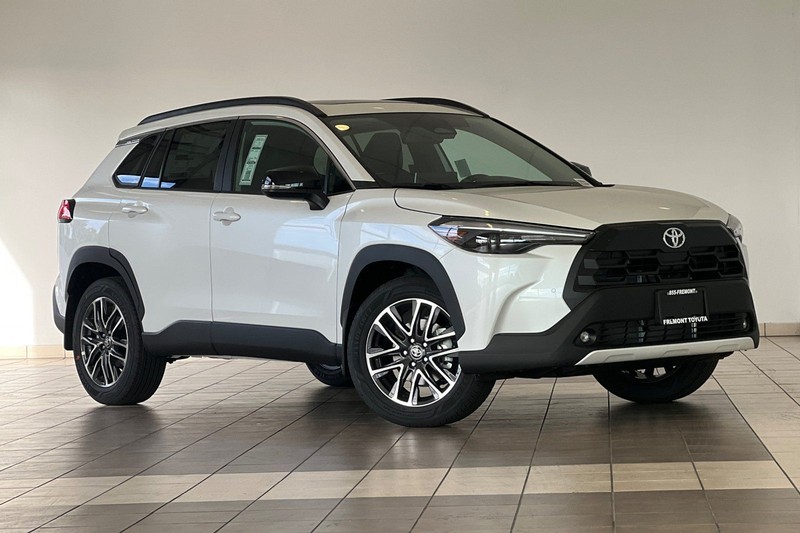 Toyota Corolla Cross Vehicle Full-screen Gallery Image 02