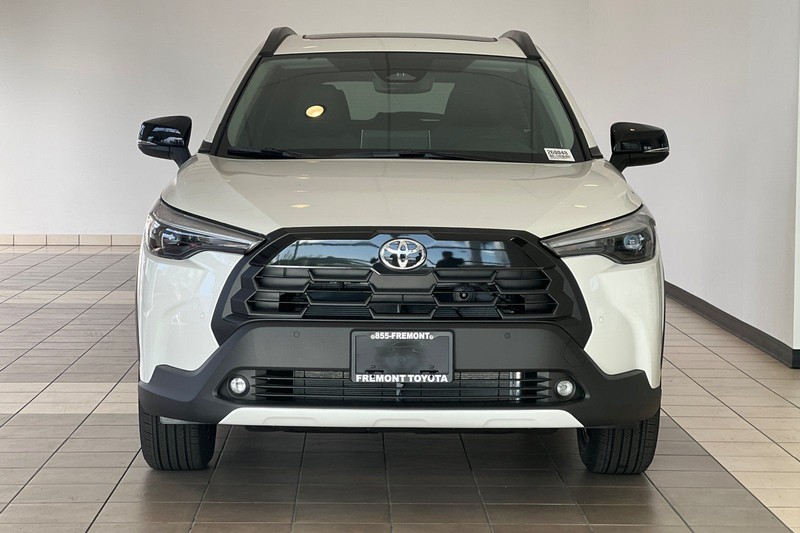 Toyota Corolla Cross Vehicle Full-screen Gallery Image 03