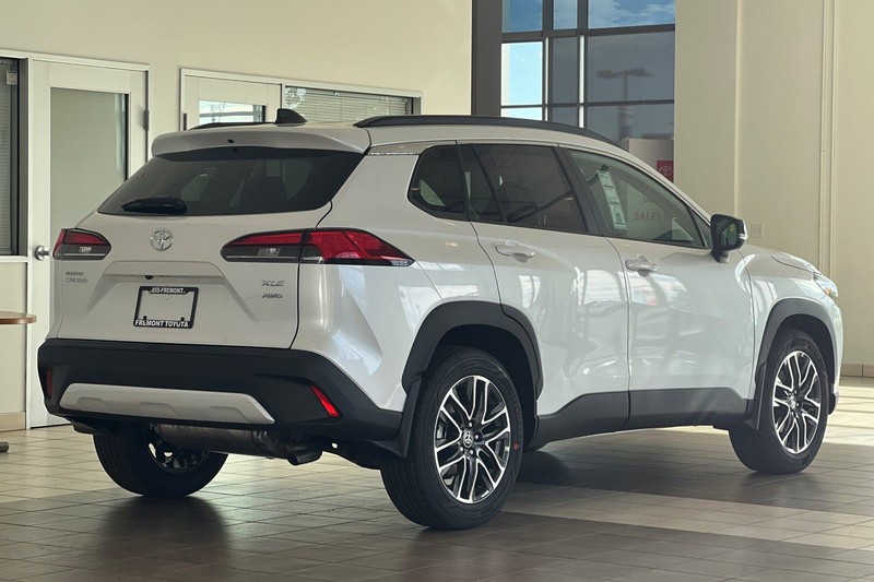 Toyota Corolla Cross Vehicle Full-screen Gallery Image 05