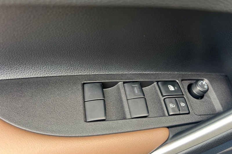 Toyota Corolla Cross Vehicle Full-screen Gallery Image 09