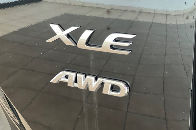 Toyota Corolla Cross Vehicle Full-screen Gallery Image 07