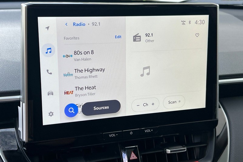 Toyota Corolla Cross Vehicle Full-screen Gallery Image 15